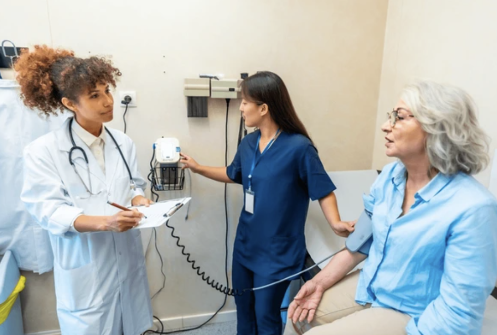 Assistante médicale aux côtés du médecin en cabinet